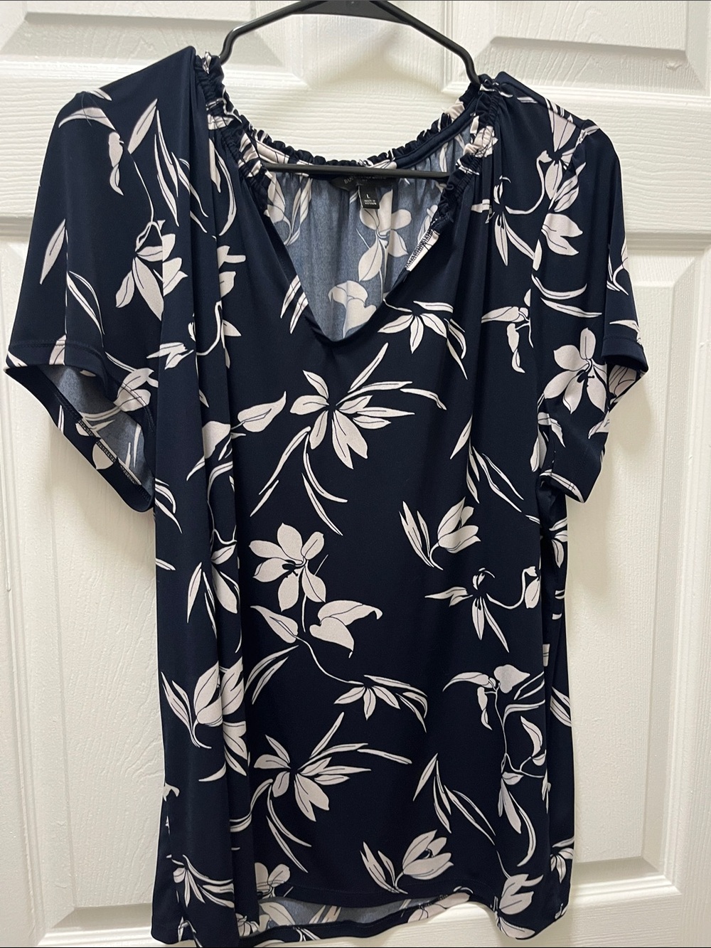 Banana Republic Navy and White Floral Short-Sleeve V-Neck Top